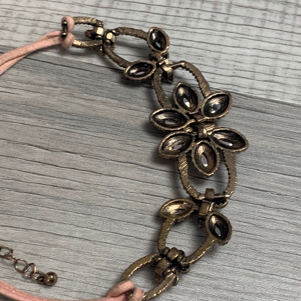 Pink Faux Suede Floral Choker Necklace Bronze Tone White Flower Rhinestone 12in - Picture 3 of 7